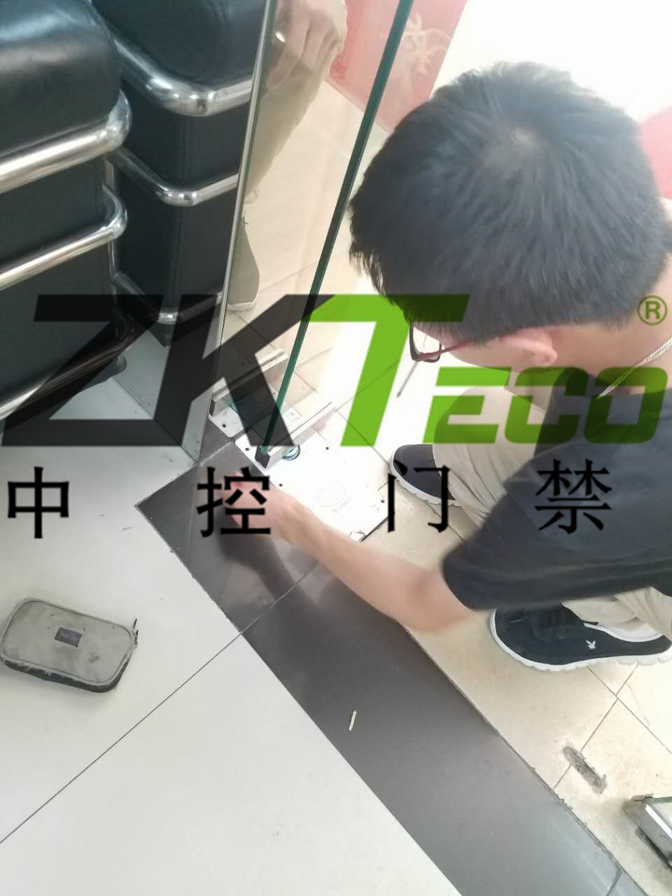 中控門禁公司在越秀區更換玻璃門彈簧，調維修玻璃門